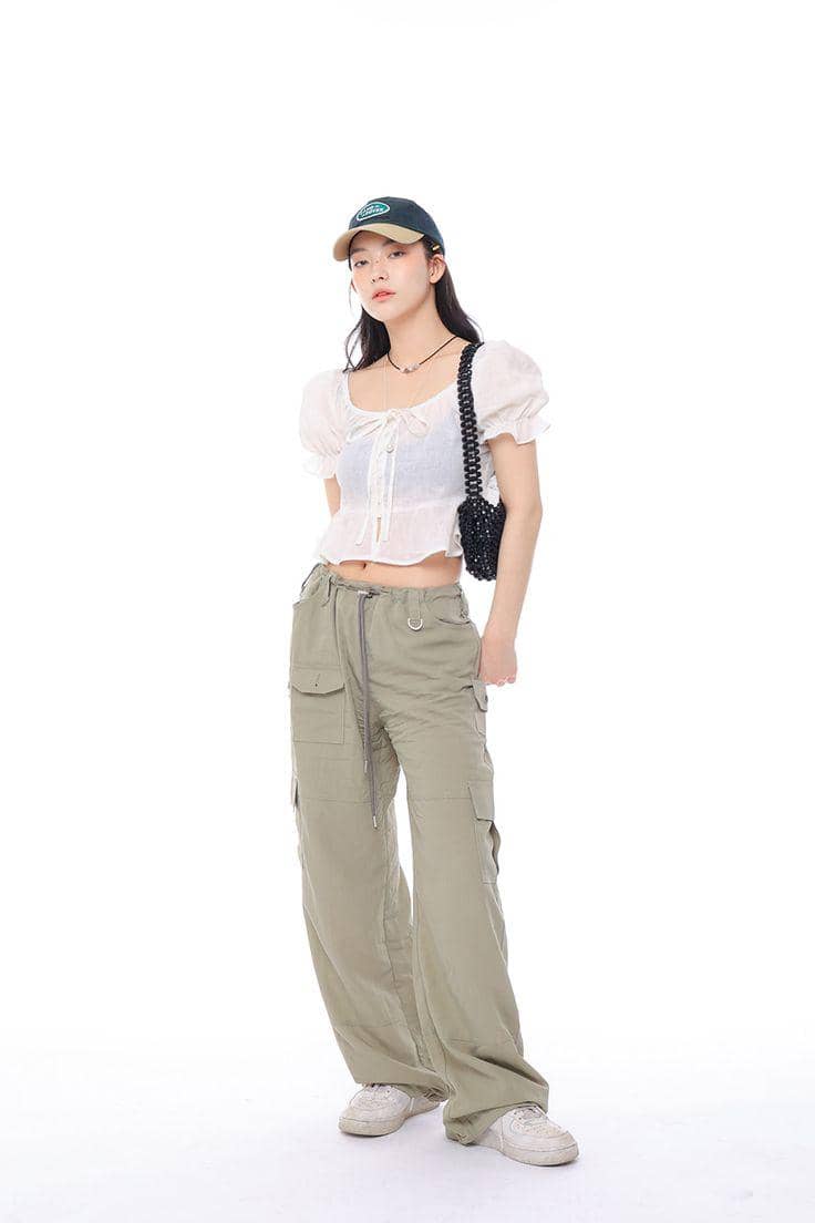 Celana Cargo dan White Sneakers