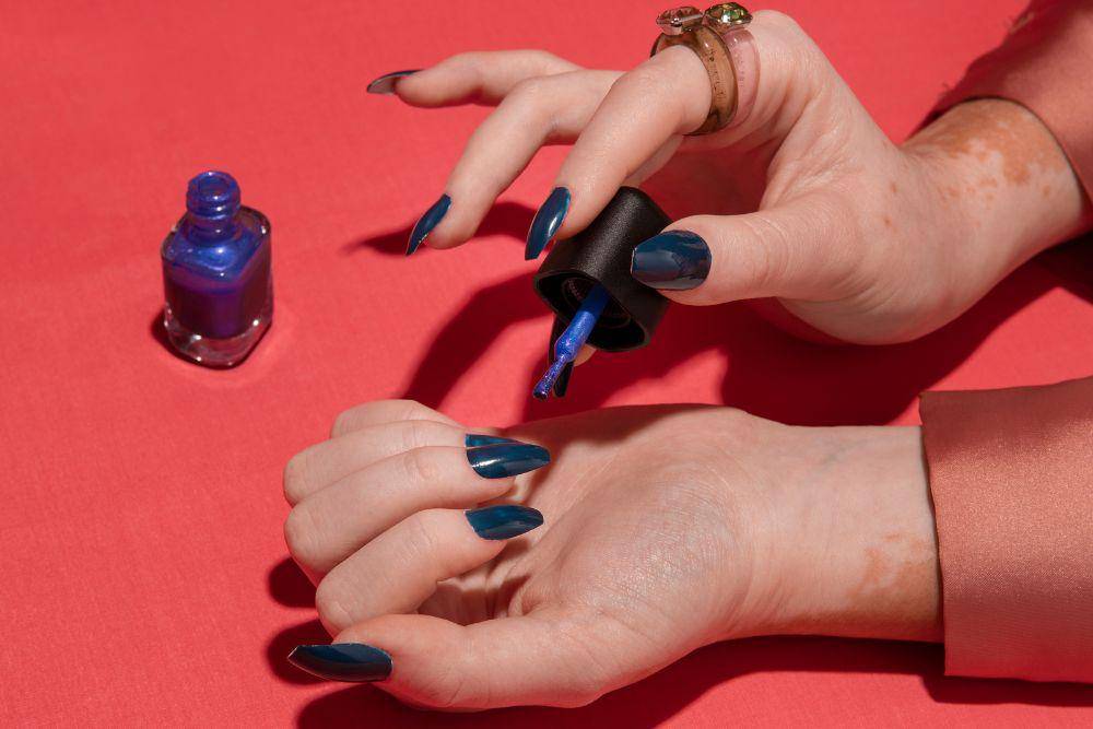 ilustrasi nail art dark green