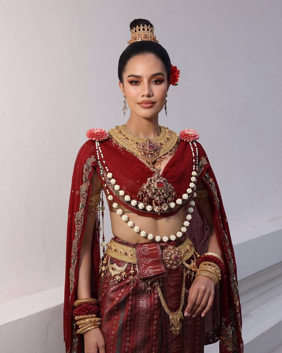 สวัสดีปีใหม่ไทยค่ะ  ชุดนางสงกรานต์เครื่องแต่งกายได้แรงบันดาลใจจากการใช้สีจากจิตรก.jpg