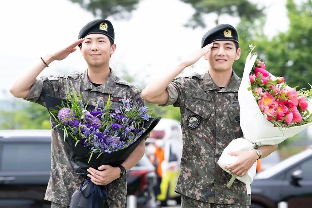Kembali dari Wamil, RM dan V ‘BTS’ Langsung Menyapa Para ARMY!