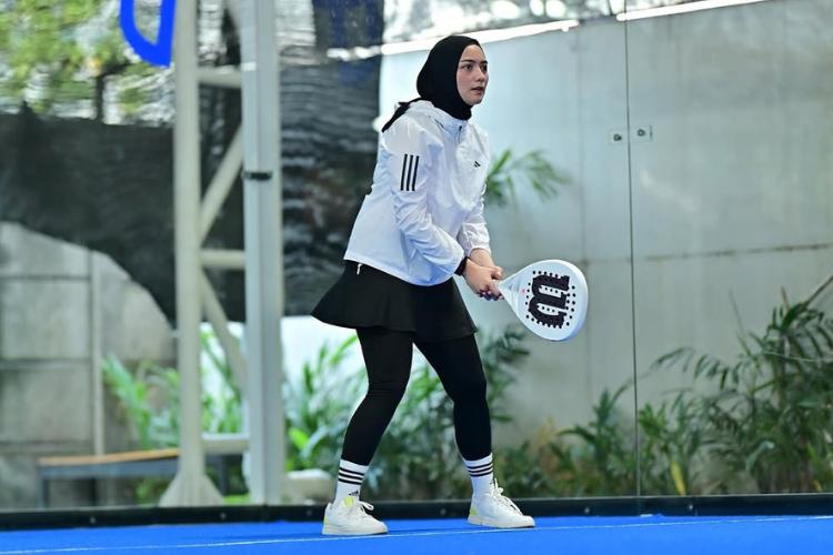 Inspirasi Outfit Padel Hijab Modis ala Selebriti Indonesia: Tampil Stylish dan Sopan di Lapangan!