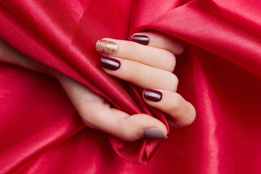 7 Inspirasi Nail Art Maroon Gold yang Elegan dan Classy