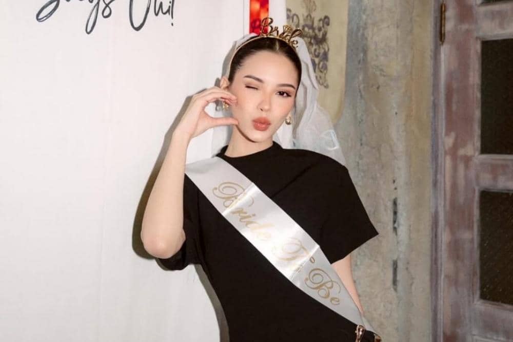 What started as a simple “sisters date” turned into the sweetest surprise; a full-on bachelorette night with the girls! 🍒❤️ OUI OUI OUIIII!My sister actually did tell me to wear red… but of course, I di (3).jpg