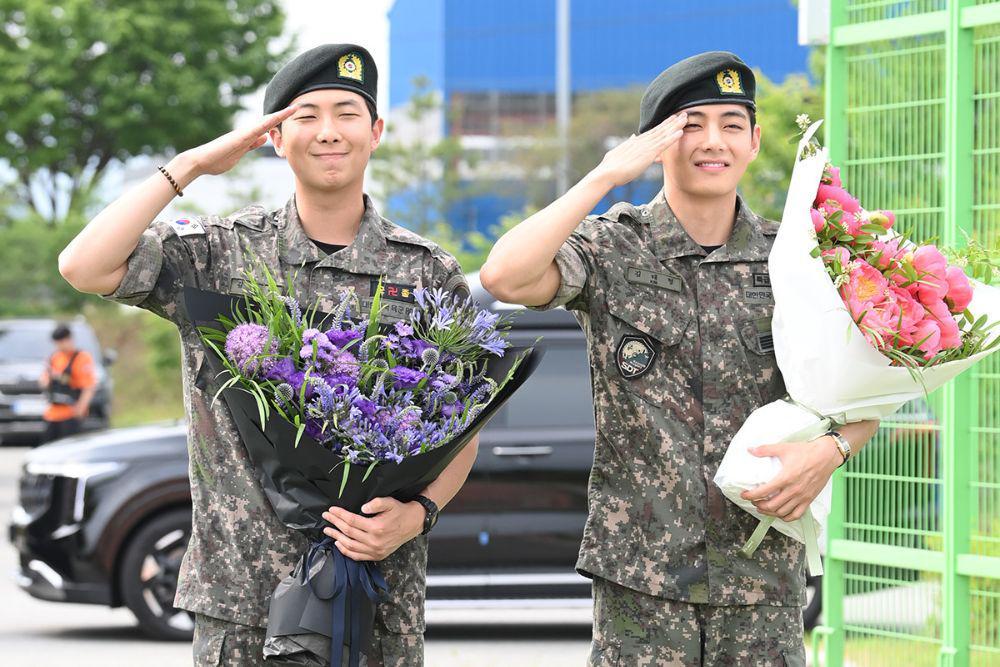 Selesai Wamil Bareng, Ini 7 Potret Persahabatan RM dan V ‘BTS’