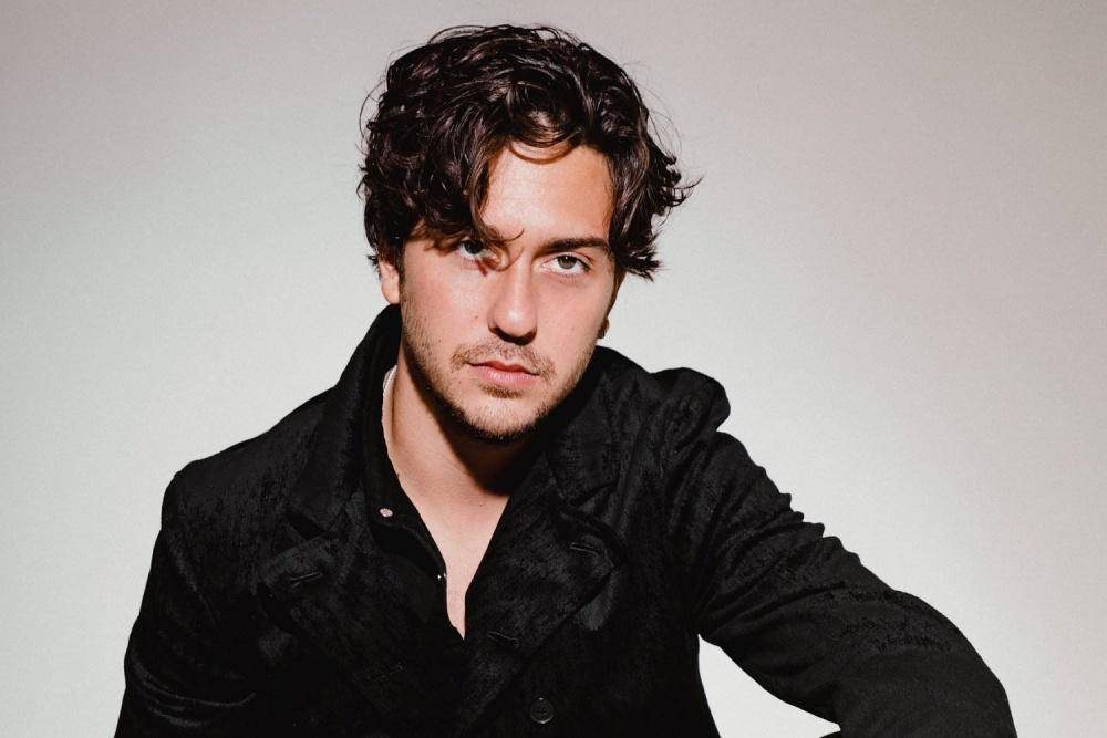7 Perempuan yang Terpikat Pesona Nat Wolff, Terbaru Billie Eilish!