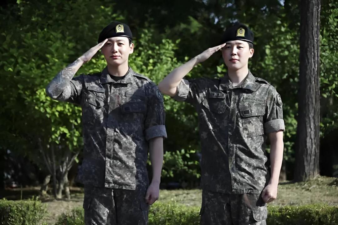 7 Potret Persahabatan Jungkook & Jimin 'BTS', Dapat Julukan Saat Wamil