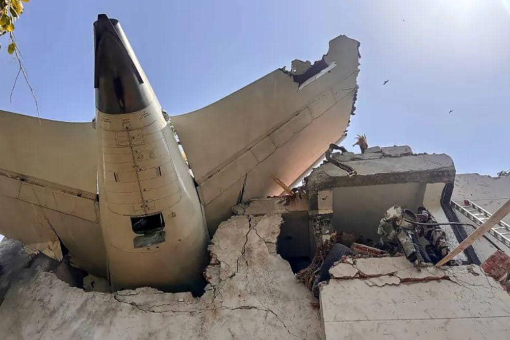 Pesawat Air India AI171 jatuh dan tabrak asrama kedokteran di Ahmedabad. (AFP)