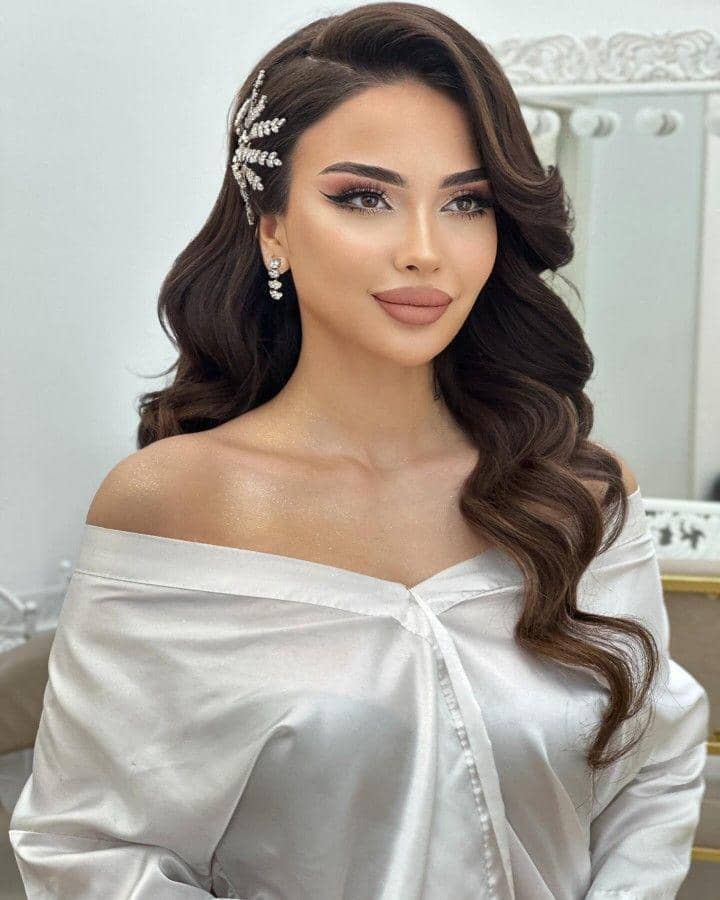 inspirasi gaya rambut terurai dengan aksesori