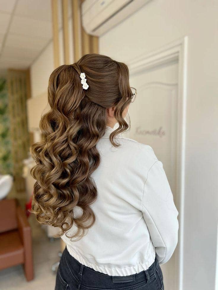 inspirasi gaya rambut terurai dengan aksesori