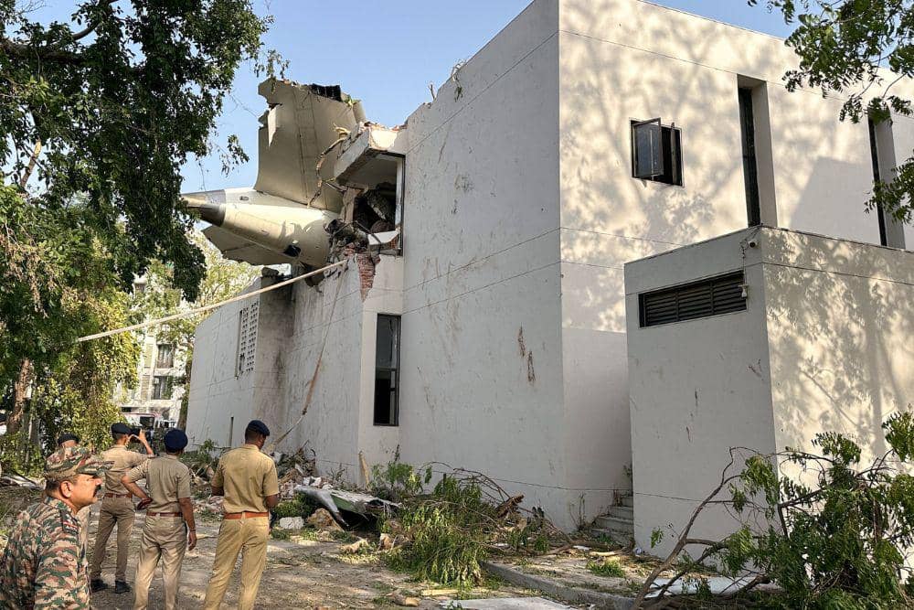 Pesawat Air India AI171 jatuh dan tabrak asrama kedokteran di Ahmedabad. (Situs aljazeera.com)