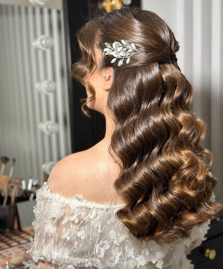 inspirasi gaya rambut terurai dengan aksesori