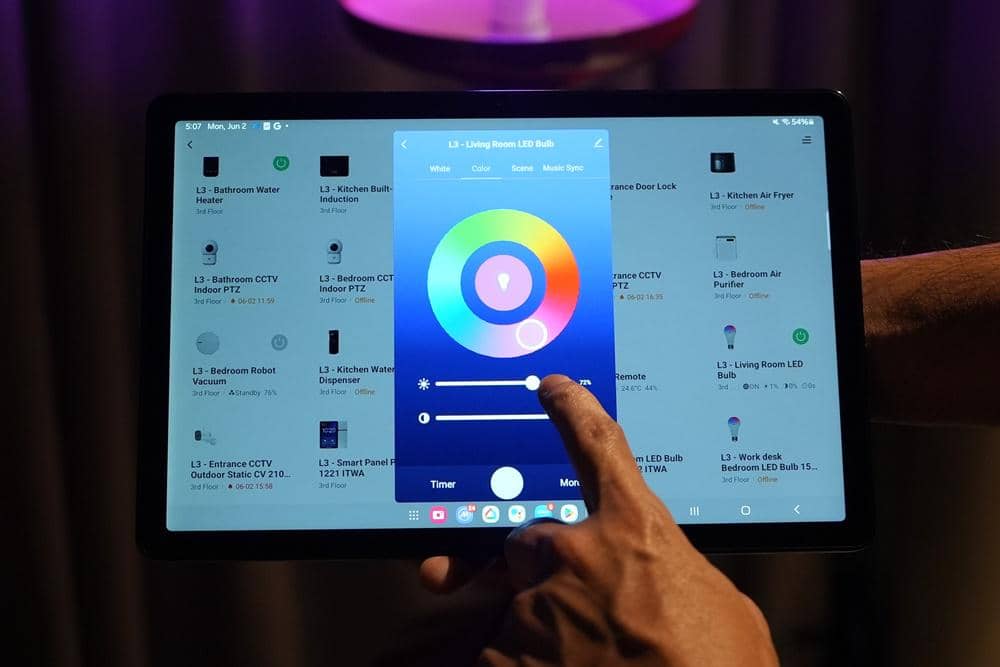 Foto 2.1_ Kendalikan seluruh perangkat dari satu sistem melalui Seamless App untuk kontrol jarak jauh dan Smart Panel PA 1221 ITWA untuk kemudahan kontrol seisi rumah (2).JPG