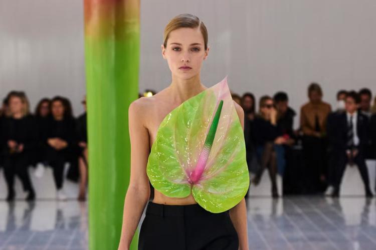 7 Kreasi Sangat Iconic Jonathan Anderson di Loewe, Inovatif terus Unik!