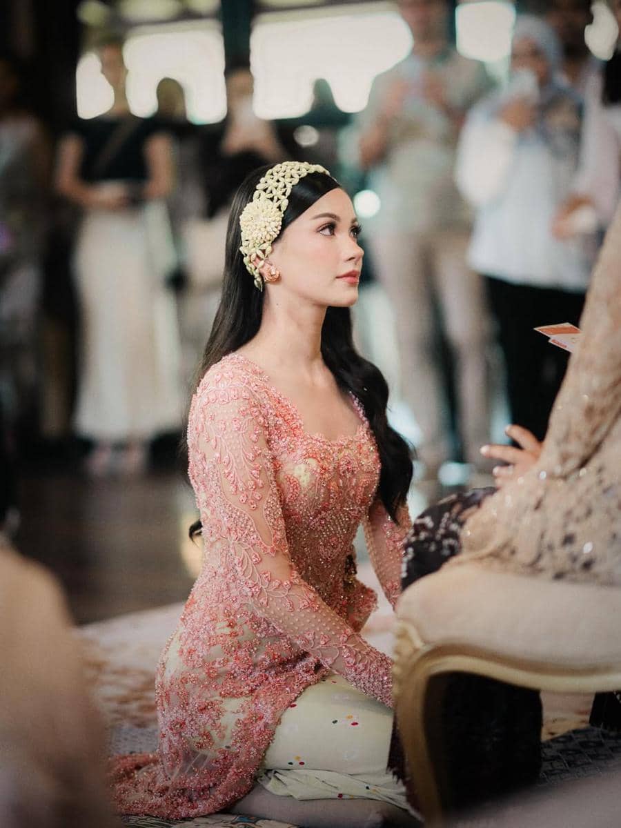 Wrapped in their embrace, I found the strength to step into a new chapter. Sungkeman 🩷Venue- @tamankajoeWO-@savethedate.plannerPhotos- @reynardkarmanphoto Decor- @rangkai_riefinkaConceptor- @poet.byshaAlyssa’s.jpg