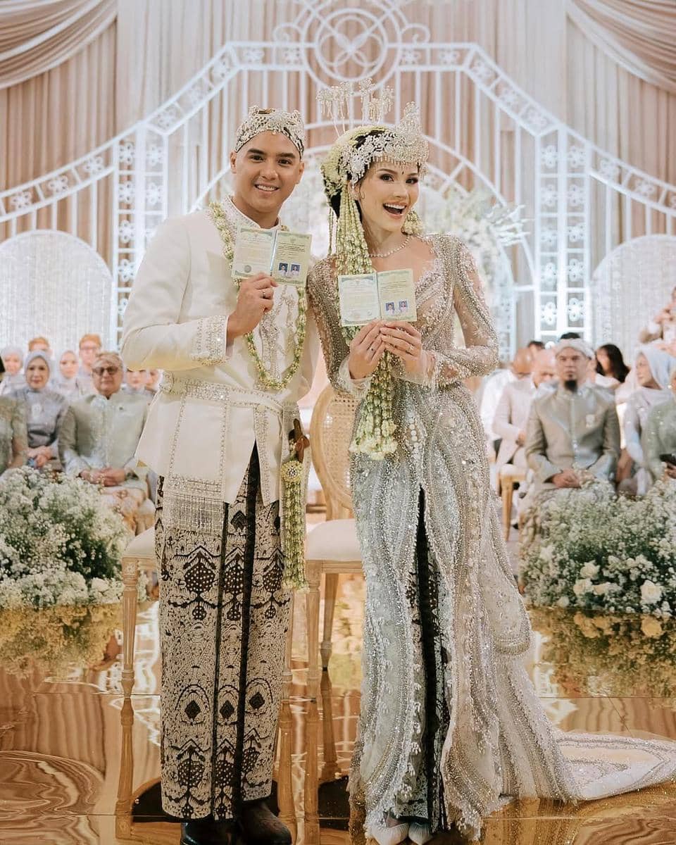 SAH! Pasangan yang paling dinanti @alyssadaguise dan @alghazali7 akhirnya resmi menjadi pasangan suami dan istri 💍 Keduanya tampil memikat dalam balutan busana ciri khas pengantin Adat Sunda. Alyssa tampil begitu memukau dalam kebaya put.jpg
