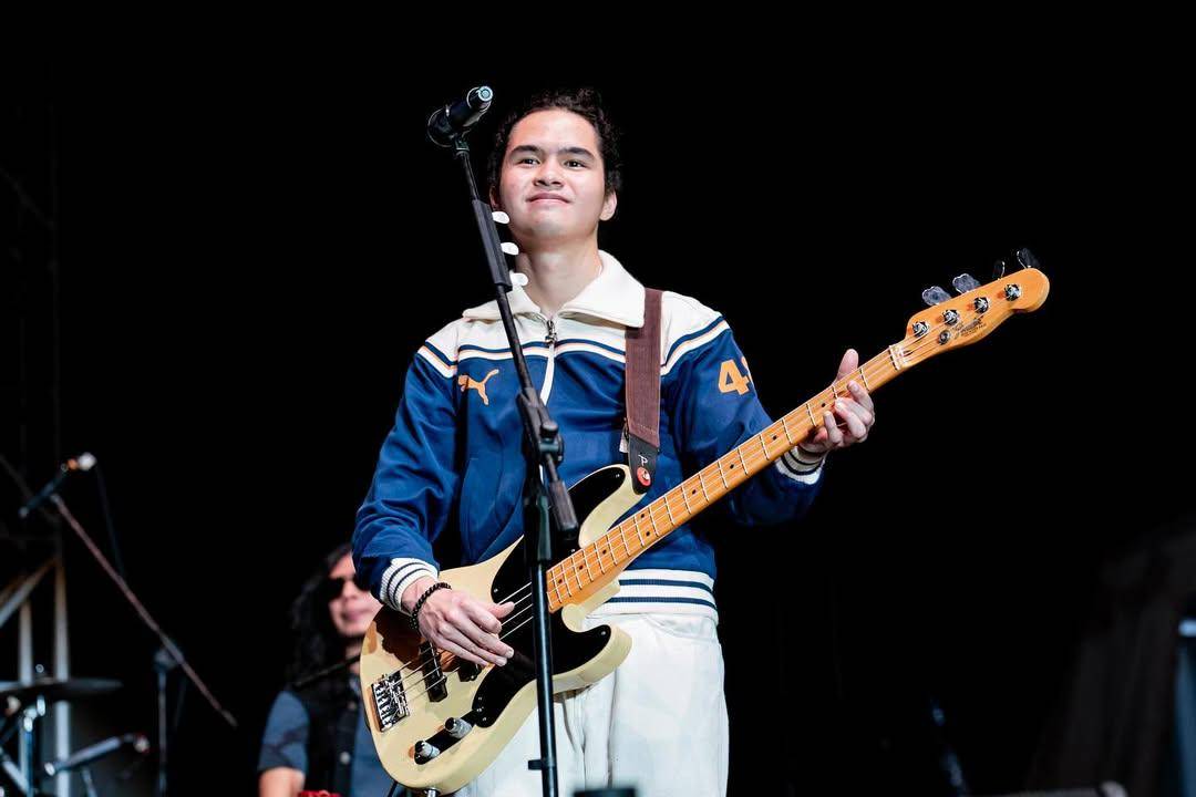 Dul Jaelani saat tampil untuk band The Lucky Laki (instagram.com/duljaelani)