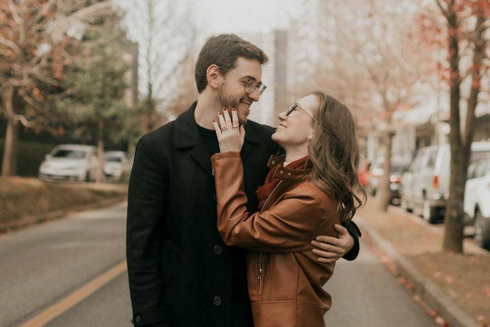 7 Cara Membuat Cowok Leo Jatuh Cinta, Jadilah Pendengar yang Baik