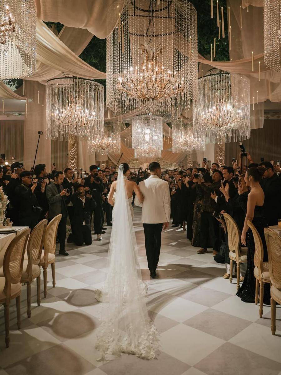 A night to remember ð€ Photos- @derai.studio, @rollmoments, @axioo Brideâs attire- @hiantjenGroomâs attire- @zegnaStyled by- @astecatBrideâs Jewelry- @wandahouseofjewelsAlyssaâs mom & sister attire- @mai (3).jpg