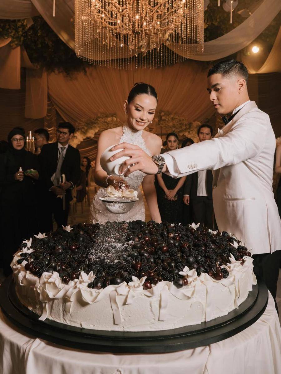 A night to remember ð€ Photos- @derai.studio, @rollmoments, @axioo Brideâs attire- @hiantjenGroomâs attire- @zegnaStyled by- @astecatBrideâs Jewelry- @wandahouseofjewelsAlyssaâs mom & sister attire- @mai (2).jpg