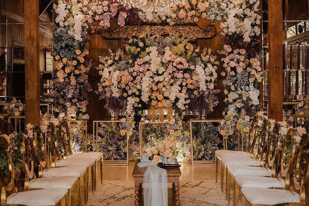 At Plataran Dharmawangsa, we offer a variety of options for your special day, ranging from intimate ceremonies to grand receptions.Our luxurious venue provides the perfect atmosphere to create joyous memories t.jpg