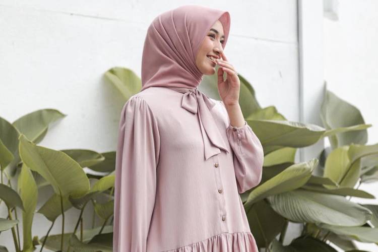 Kelebihan dan Kekurangan Bahan Shakila, Ada Tips Perawatannya Juga!