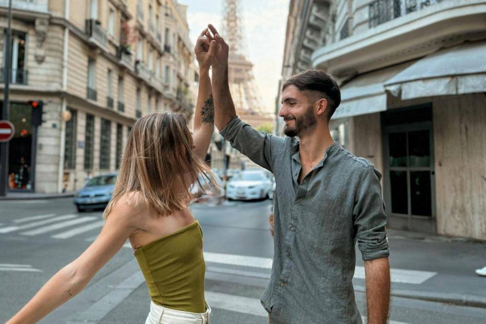 7 Cara Membuat Cowok Libra Jatuh Cinta, Kuncinya Sabar!