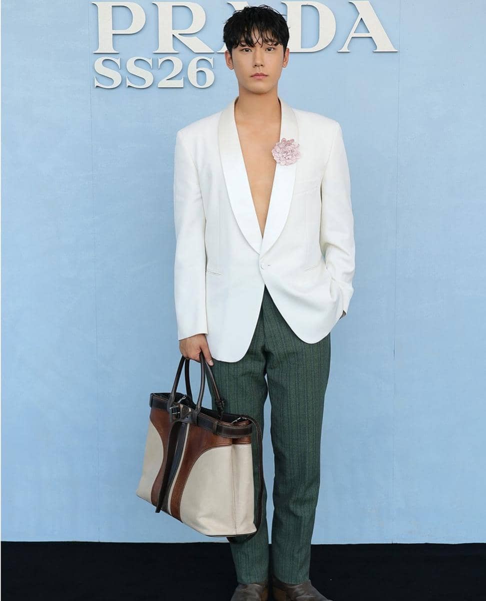 @prada’s Spring-Summer 2026 menswear show drew a sharp-suited crowd in Milan, with familiar faces like @zkdlin, @m.by__sana, @stormzy and @ldh_sky spotted front row. Between clean tailoring and minimalist codes, the guestlist served q (1).jpg