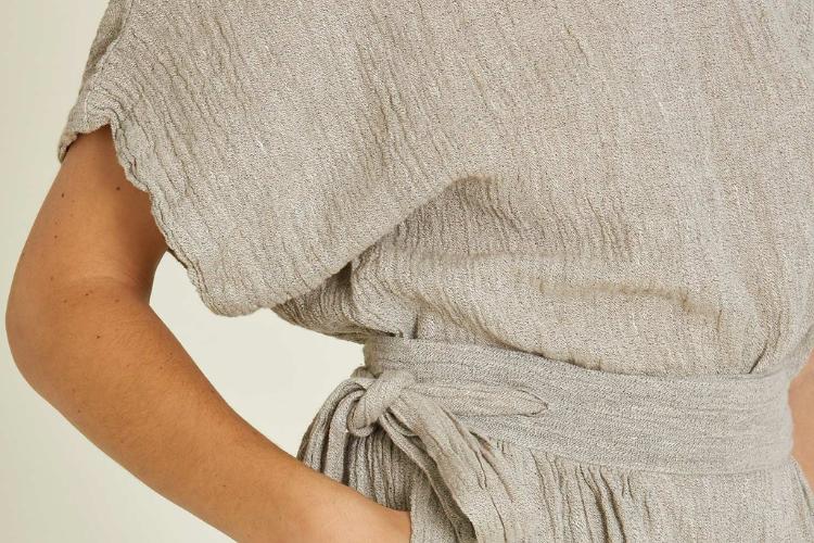 Contoh Bahan Linen Crinkle yang Punya Tekstur Unik untuk Beragam Gaya