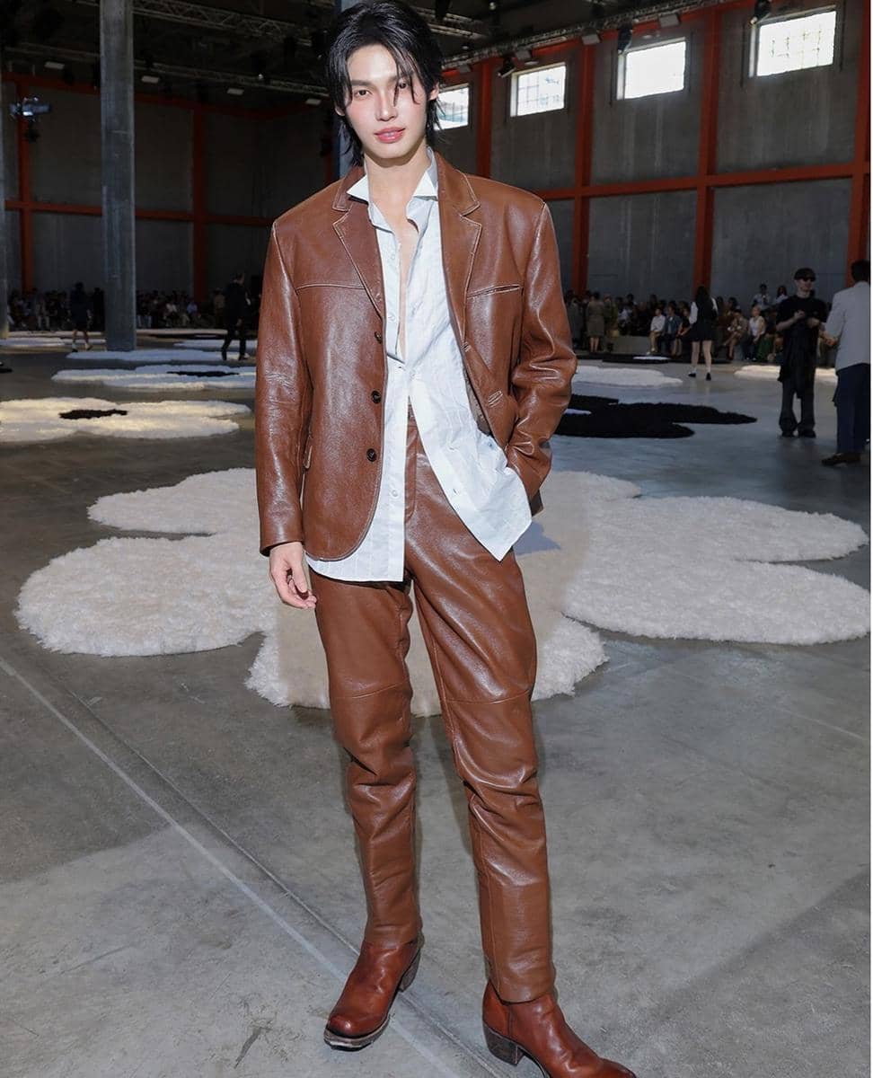 @prada’s Spring-Summer 2026 menswear show drew a sharp-suited crowd in Milan, with familiar faces like @zkdlin, @m.by__sana, @stormzy and @ldh_sky spotted front row. Between clean tailoring and minimalist codes, the guestlist served q (4).jpg