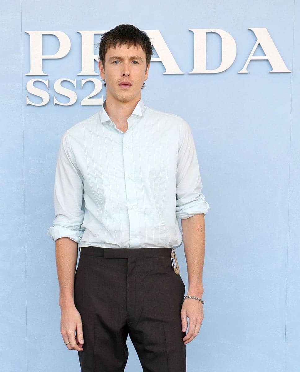 @prada’s Spring-Summer 2026 menswear show drew a sharp-suited crowd in Milan, with familiar faces like @zkdlin, @m.by__sana, @stormzy and @ldh_sky spotted front row. Between clean tailoring and minimalist codes, the guestlist served q (3).jpg