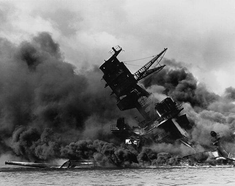 Kapal USS Arizona terbakar akibat serangan dari Jepang di Pearl Harbor, Hawaii (Situs en.wikipedia.org)