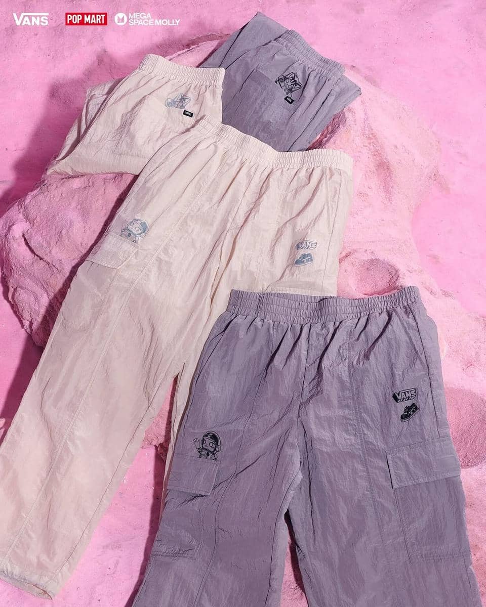 EXCLUSIVE RELEASE- Vans x Space Molly 🚀Dirilis secara terbatas, karakter ikonik Space Molly berpadu dengan elemen Vans yang penuh warna, imajinatif, dan terinspirasi dari kultur skate.Koleksi ini mencakup t-shirt, kemeja, celana karg (5).jpg