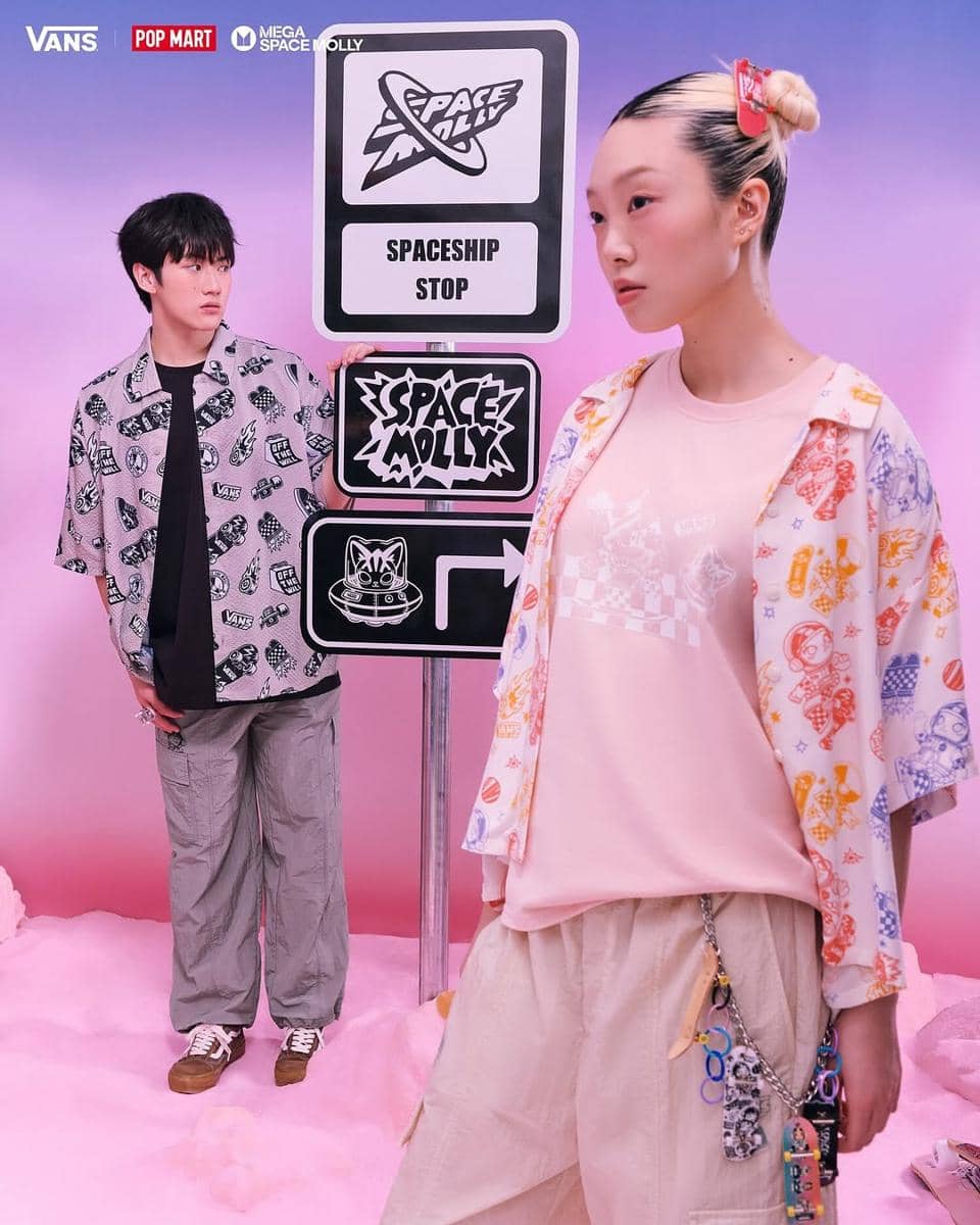 EXCLUSIVE RELEASE- Vans x Space Molly 🚀Dirilis secara terbatas, karakter ikonik Space Molly berpadu dengan elemen Vans yang penuh warna, imajinatif, dan terinspirasi dari kultur skate.Koleksi ini mencakup t-shirt, kemeja, celana karg (1).jpg