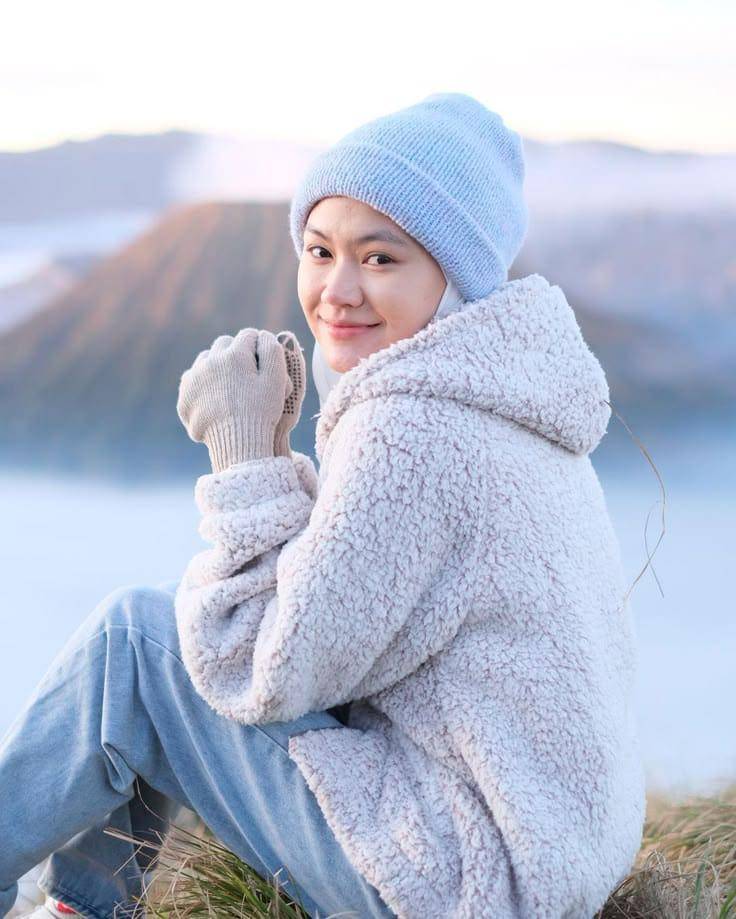 outfit naik gunung wanita hijab
