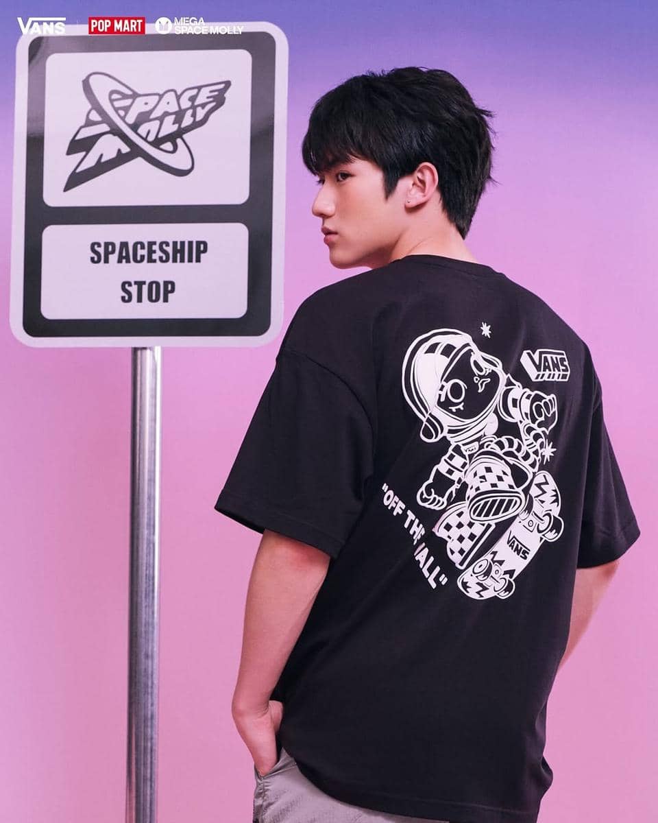 EXCLUSIVE RELEASE- Vans x Space Molly 🚀Dirilis secara terbatas, karakter ikonik Space Molly berpadu dengan elemen Vans yang penuh warna, imajinatif, dan terinspirasi dari kultur skate.Koleksi ini mencakup t-shirt, kemeja, celana karg (2).jpg