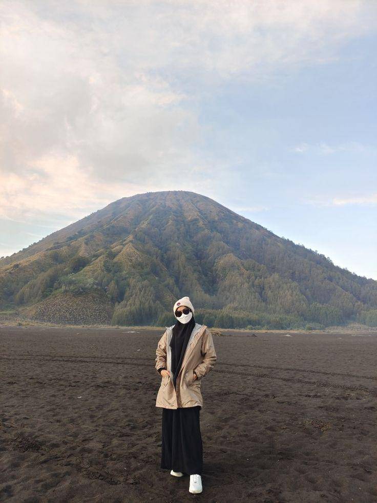 outfit naik gunung wanita hijab