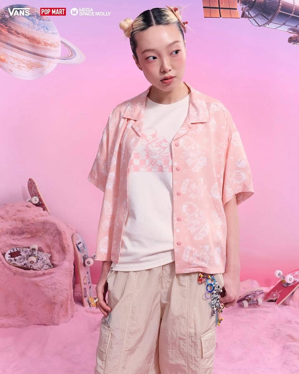 EXCLUSIVE RELEASE- Vans x Space Molly 🚀Dirilis secara terbatas, karakter ikonik Space Molly berpadu dengan elemen Vans yang penuh warna, imajinatif, dan terinspirasi dari kultur skate.Koleksi ini mencakup t-shirt, kemeja, celana karg (7).jpg