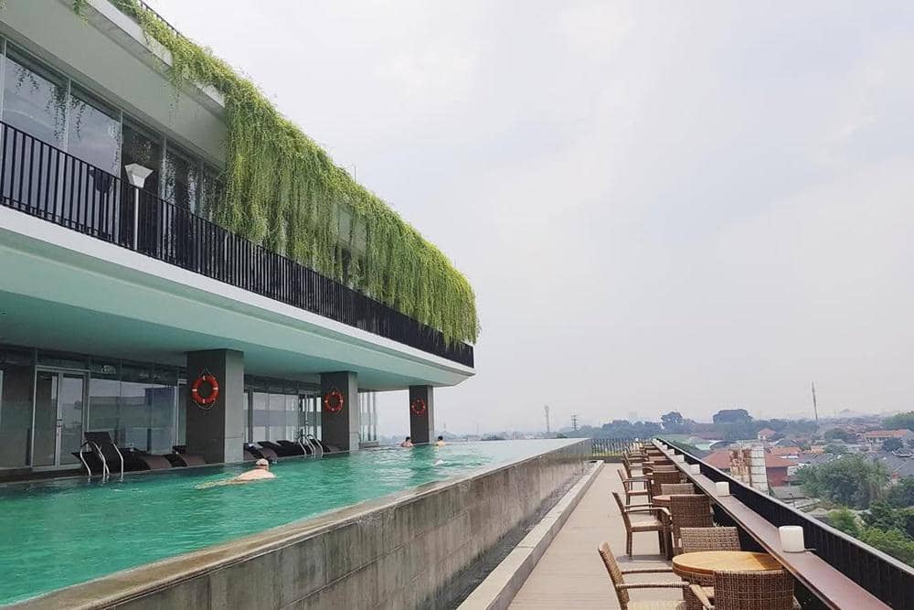 Infinity Pool De Entrance Arkadia Green Park.jpg