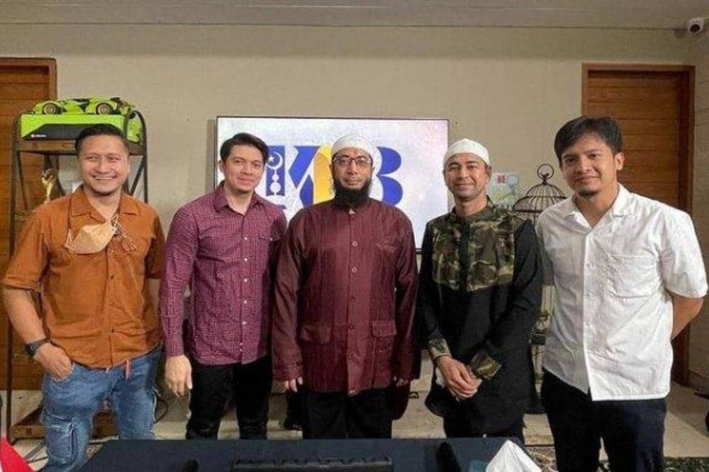 dari-kiri-arie-untung-irwansyah-ustadz-khalid-basalamah-raffi-ahmad-dan-dimas-seto.jpg