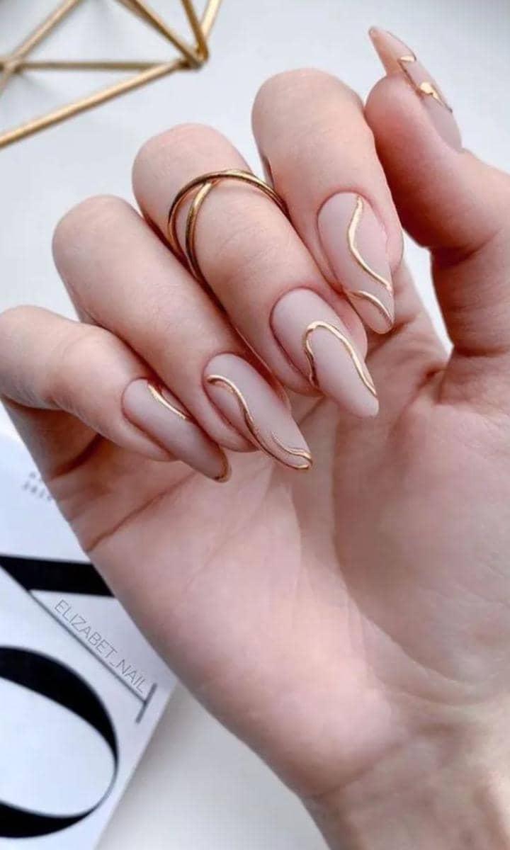 ilustrasi gold line nail art