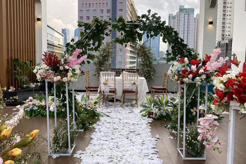 Rooftop Grand Picasso (instagram.com/@royalkelapaweddingorganizer)