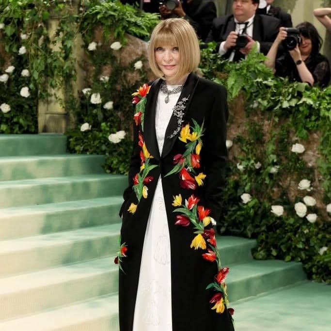 Les dejamos parte de los looks del Met Gala 2024.Este año, fueron invitados varios latinos, como Shakira, Karol G, Bad Bunny, Rauw Alejandro, Rosalía, entre otros.jpg