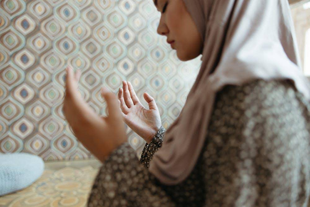 5 Fakta Doa Istri Menembus Langit, Mengangkat Derajat Suami