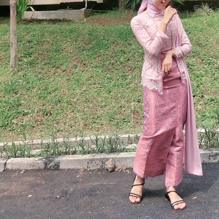 Kebaya Pink Kutubaru.jpg