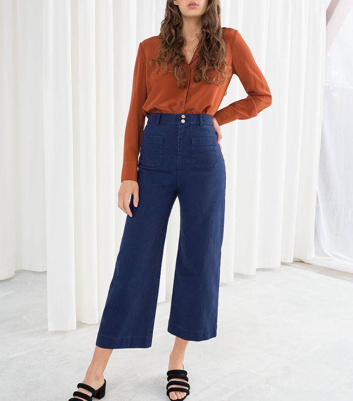 celana navy cocok dengan baju warna apa