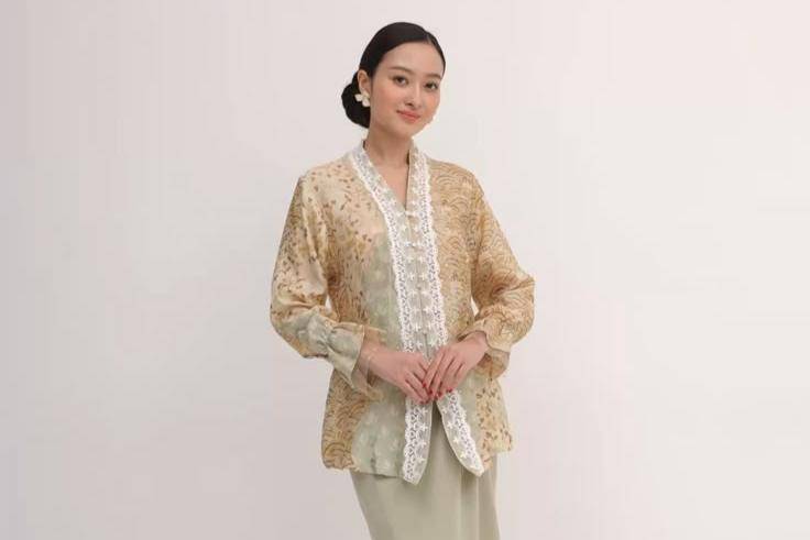 5 Ide OOTD Rok Plisket Kebaya Batik yang Menawan