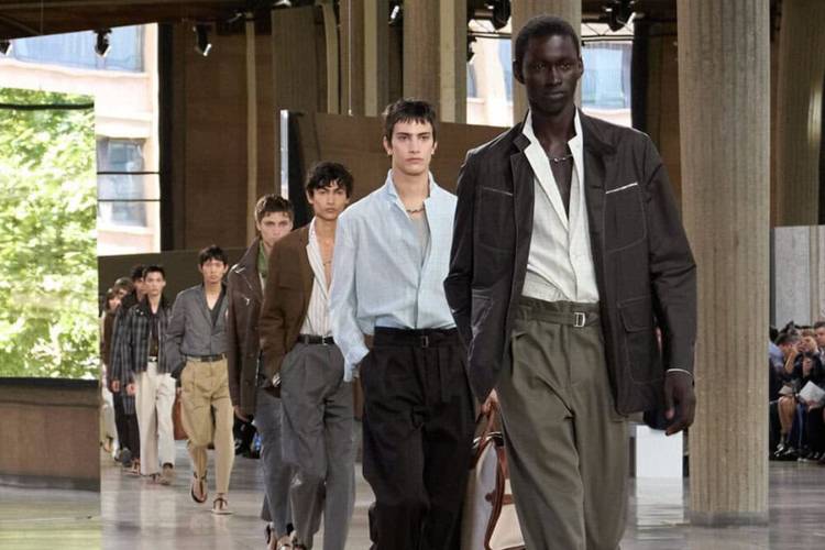 Hermès Tampilkan Gaya Pria Santai dan Berkelas untuk Summer 2026