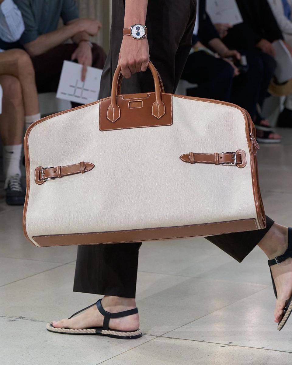 Summer in the city. Men’s summer 2026 collection created by Véronique Nichanian. Watch the show replay now via the link in bio.#Summer2026#ParisFashionWeek#PFW#HermesHomme#Hermes (2).jpg