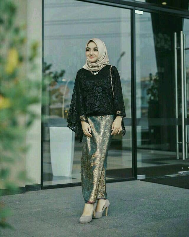5 Ide OOTD Rok Plisket Kebaya Hitam yang Elegan dan Simple | Popbela.com