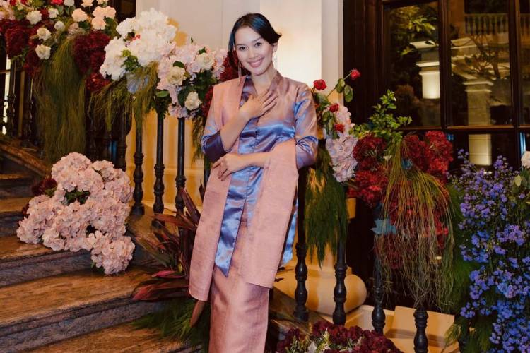 5 Inspirasi Model Kebaya Polos Simpel tapi Mewah